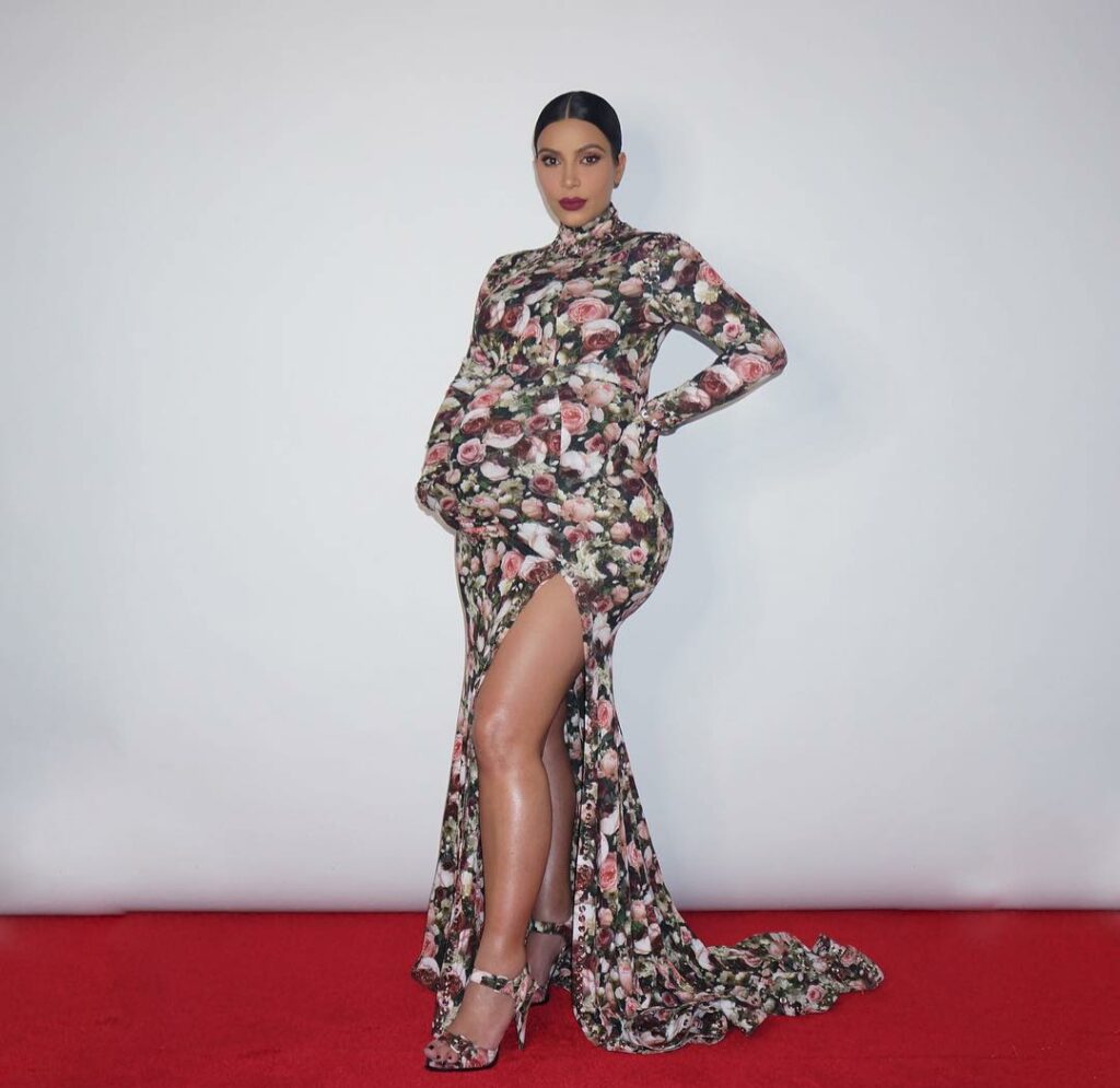 Kim Kardashian West si veste con lo stesso vestito di Givenchy che indossò al Met Gala del 2013.