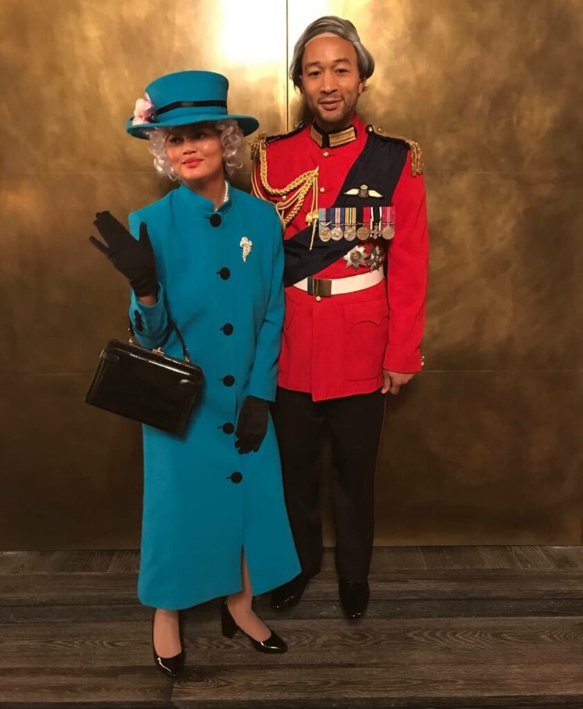 Chrissy Teigen e John Legend travestiti da Regina Elisabetta II e il principe Filippo.