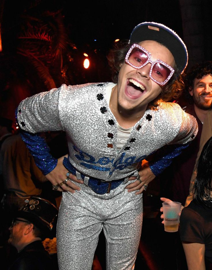 Harry Styles travestito come Elton John ad una festa di Halloween.
