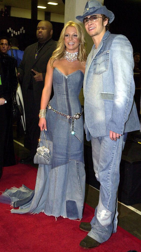 Britney Spears e Justin Timberlake in denim agli American Music Awards nel 2001.