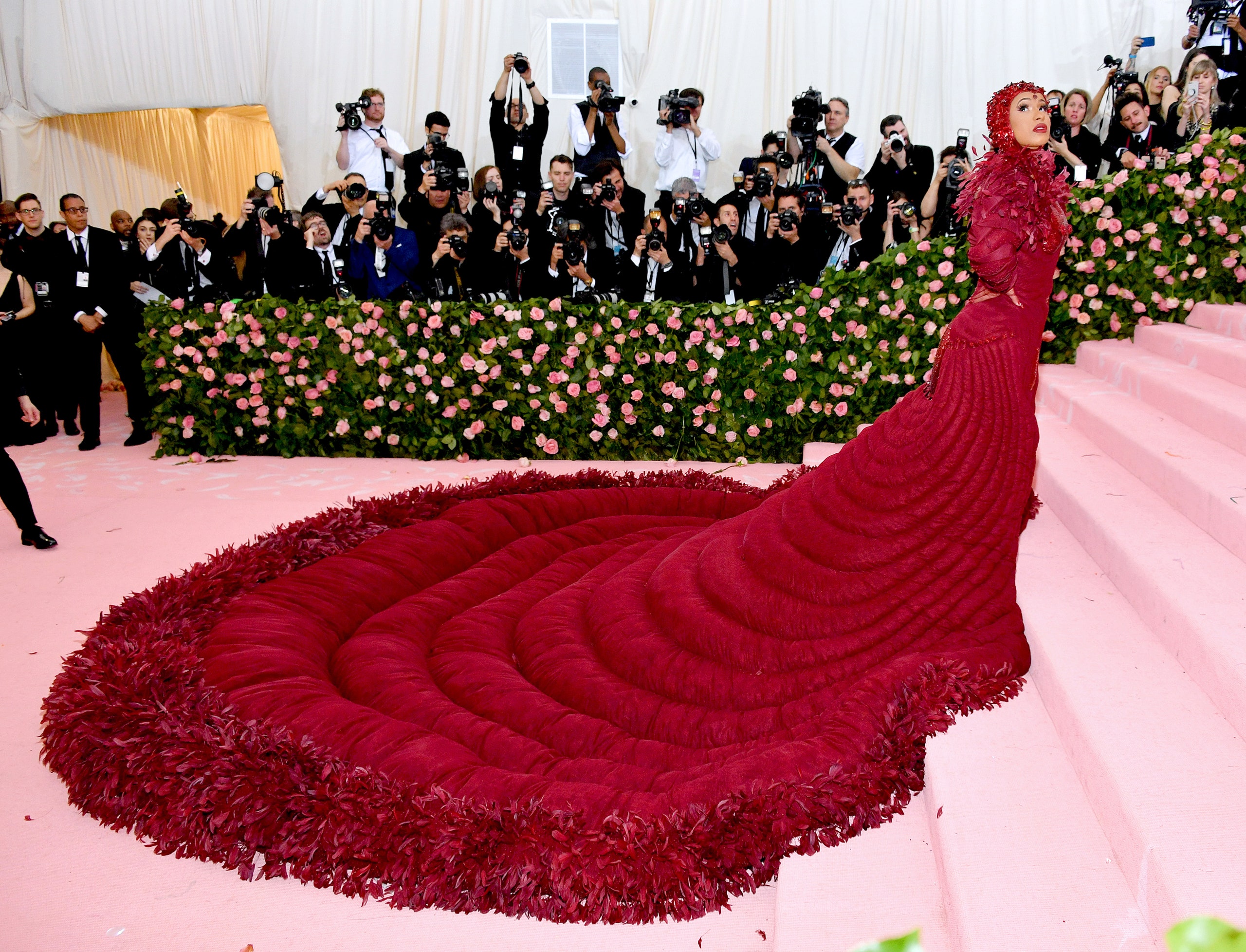 Cardi B e lo strascico da record del vestito rosso rubino di Thom Browne del Met Gala del 2019.
