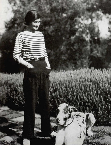 Coco Chanel, la stilista francese che liberò le donne dall'uso esclusivo delle gonne e diede loro dei pantaloni comodi e confortevoli.