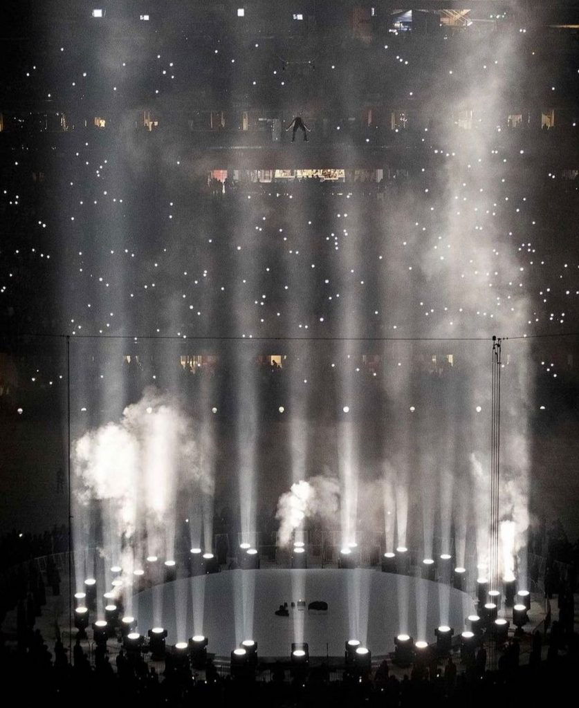 Kanye West presenta per la seconda volta 'Donda', il suo decimo album, al Mercedes Benz Stadium di Atlanta e tenta di raggiungere sua madre Donda West volando verso di lei con delle apposite impalcature.