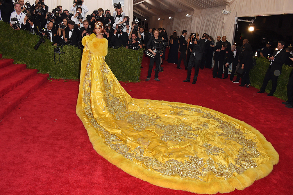 Rihanna e l'abito giallo indossato al Met Gala del 2015 (ora battuto dallo strascico di quello di Cardi B del 2019)