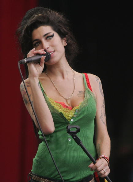 Amy Winehouse: la musica, l'acconciatura ad alveare dei suoi capelli, i vestiti più iconici e i momenti più belli della sua vita. 