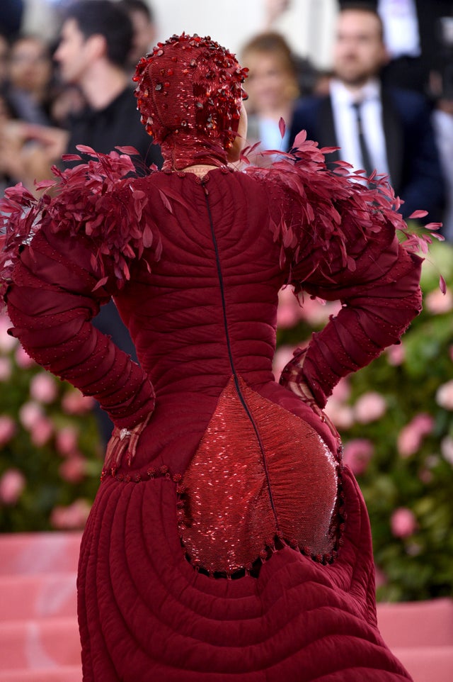 Cardi B e il vestito rosso rubino del Met Gala 2019 realizzato con più di 30000 piume.