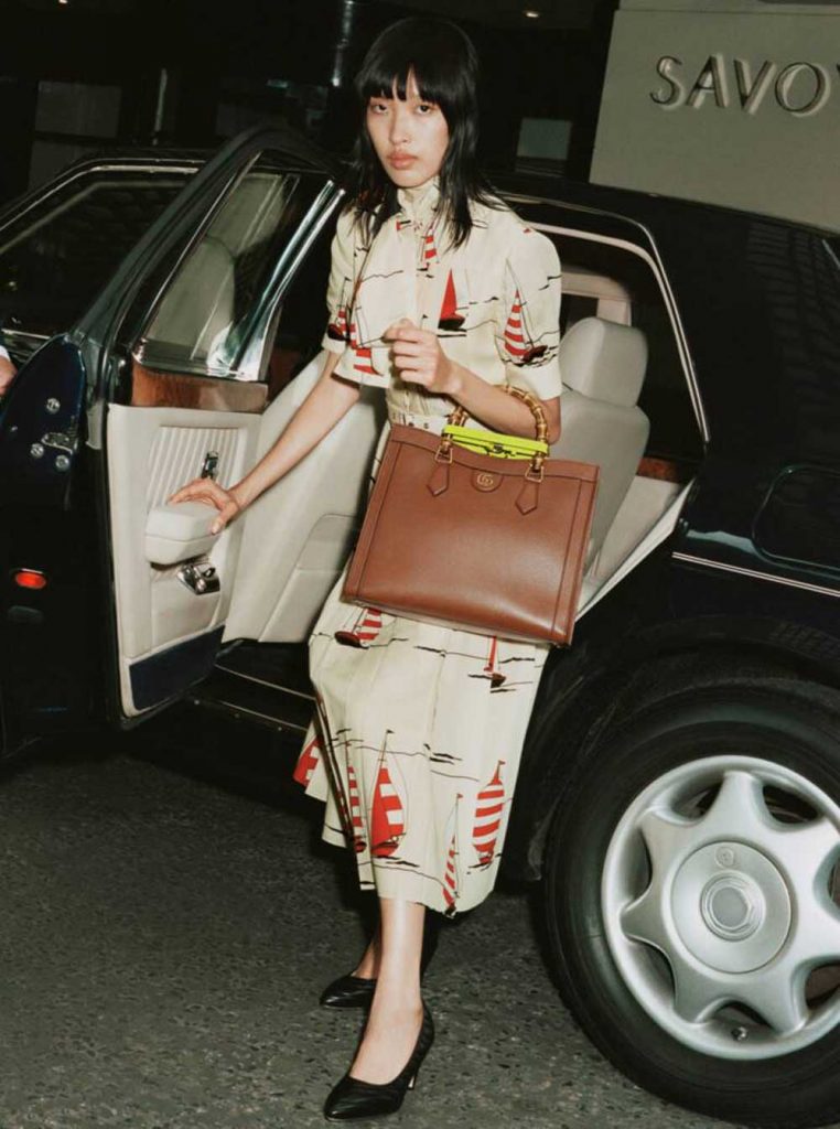 La nuova versione della borsa Gucci Diana con i cinturini removibili color fluo.