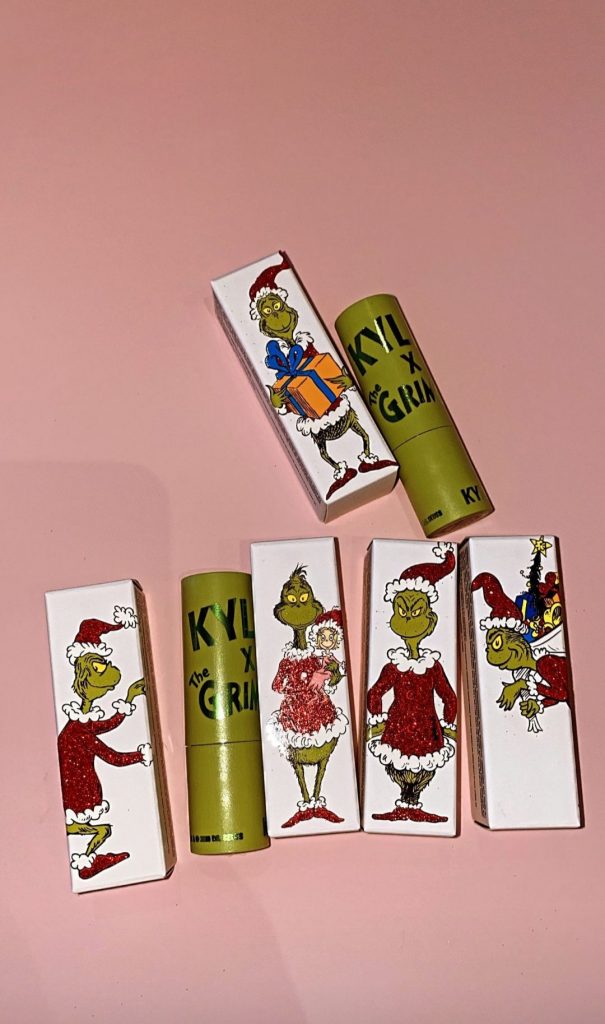 Kylie cosmetics, la collezione natalizia del brand di cosmesi di Kylie Jenner in collaborazione con 'The Grinch'.