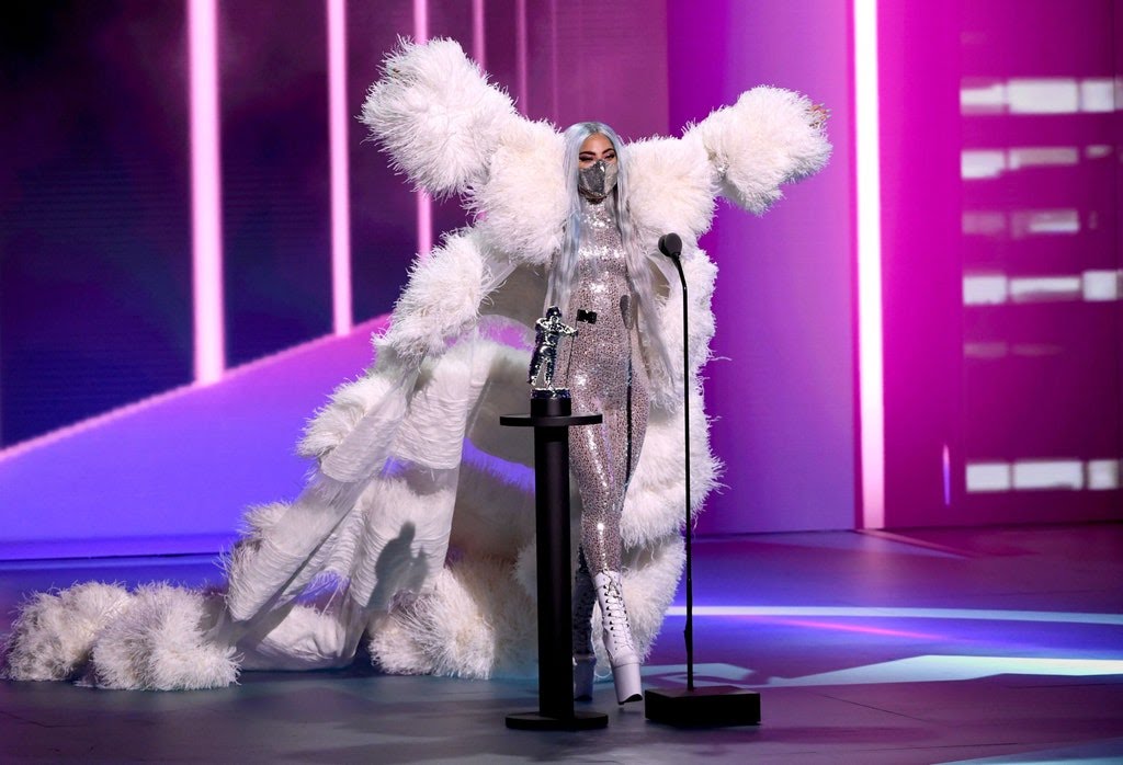Lady Gaga e l'abito futuristico indossato agli MTV Video Muisc Awards del 2020.