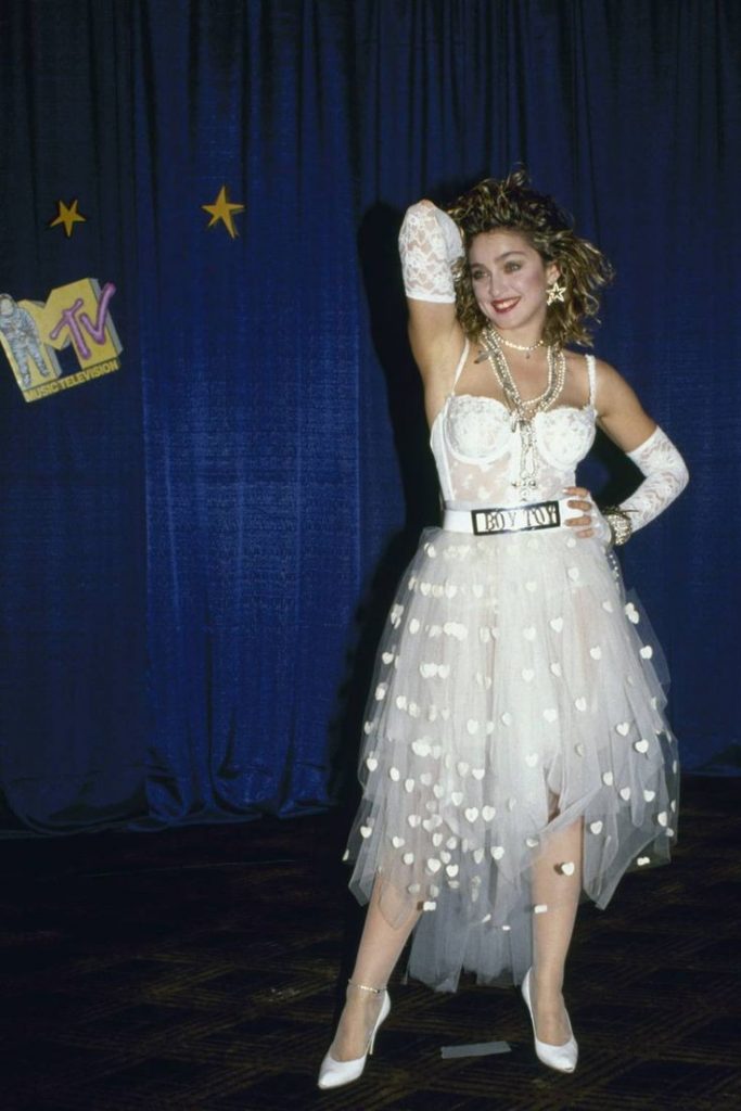 Madonna, la regina del pop, vestita da sposa in un abito di Jean-Paul Gaultier.