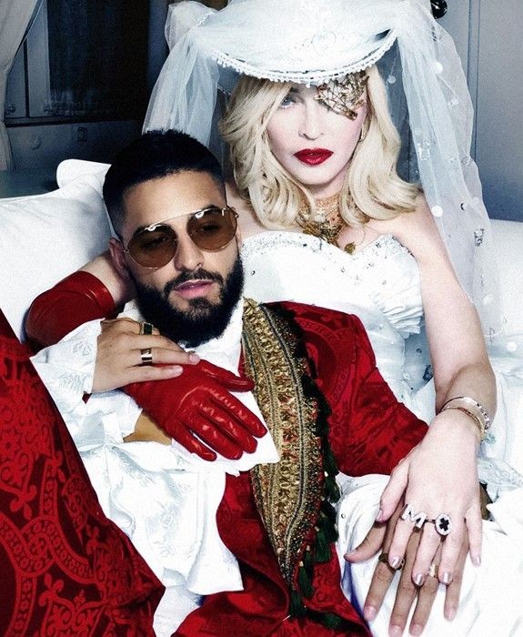 Madonna in un abito da sposa assieme al cantante colombiano Maluma.