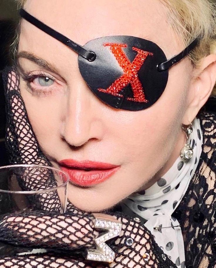 Madonna presenta il suo alter ego: Madame. Madame ha un occhio coperto da una benda nera.