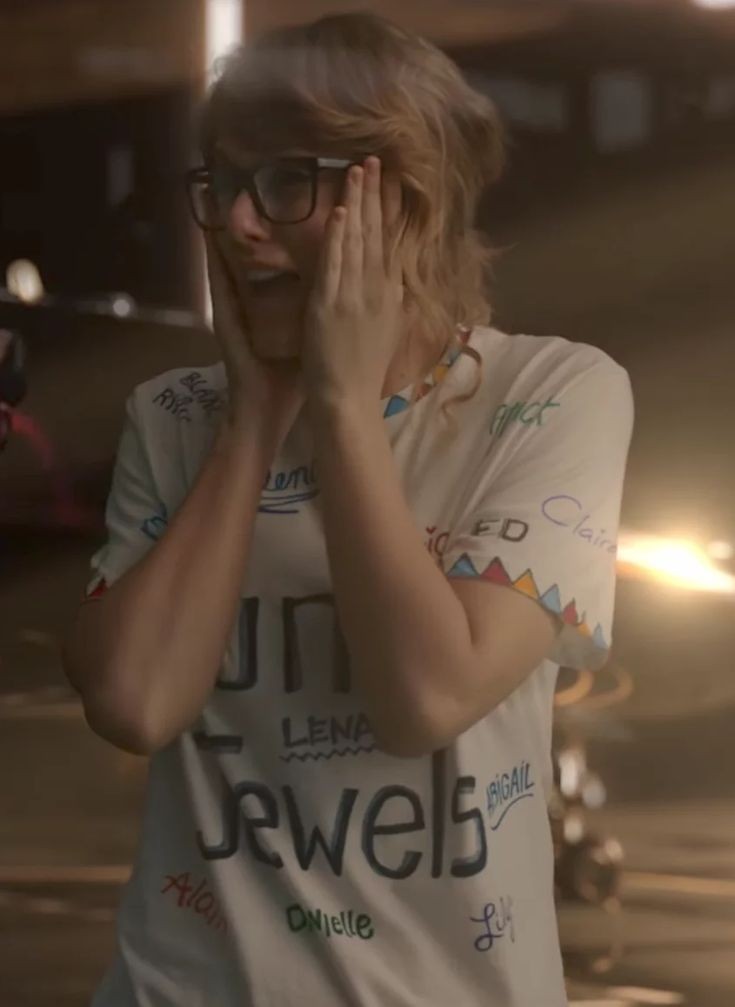 Taylor Swift e i nomi dei suoi amici scritti sulla maglietta indossata nel video musicale di 'LWYMMD'.