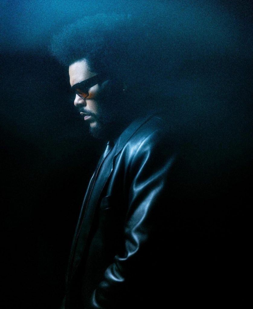 The Weeknd, il cantante che non smette mai di stupire il suo pubblico, cambia look e dice addio alla giacca rossa di Givenchy.