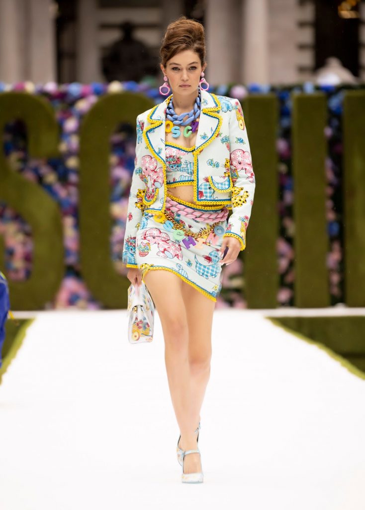 Gigi Hadid alla sfilata di Moschino per la collezione primavera estate 2022 alla New York Fashion Week.
