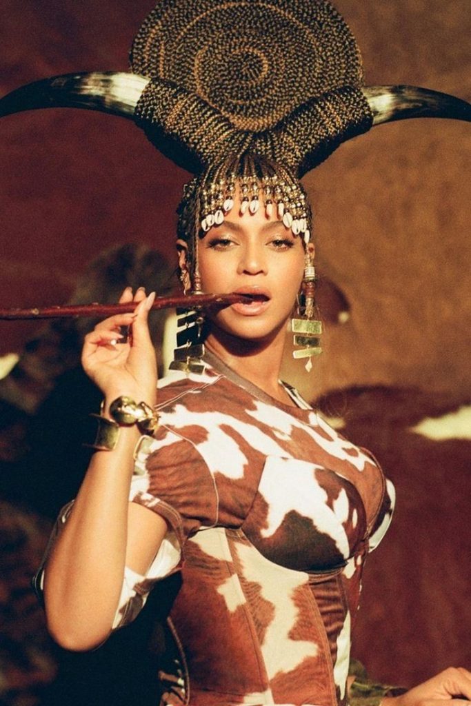 Beyoncé in Burberry nel video musicale di 'Already'.