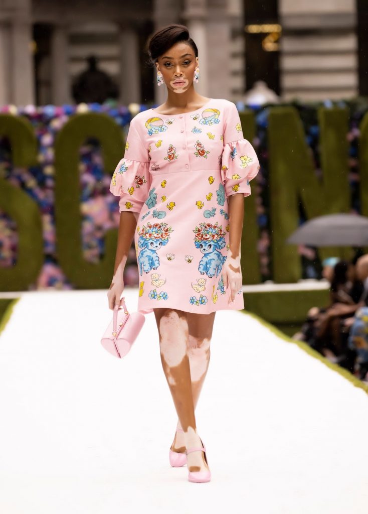 Winnie Harlow alla sfilata di Moschino per la collezione primavera estate 2022 alla New York Fashion Week.