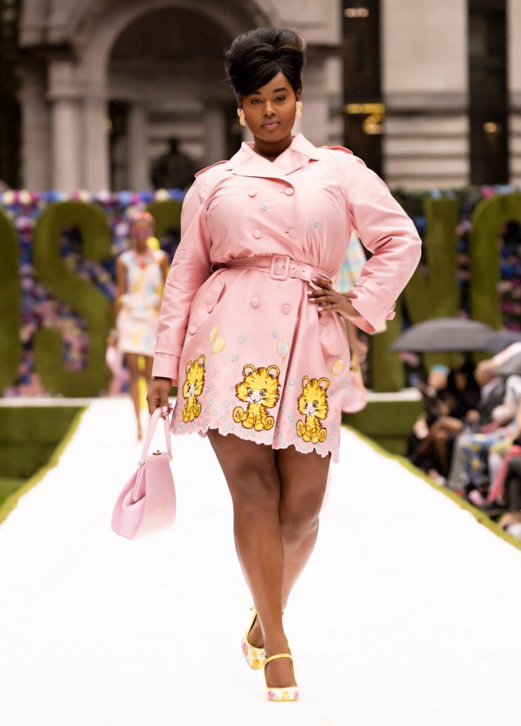 Moschino e la collezione primavera estate 2022 alla New York Fashion Week.