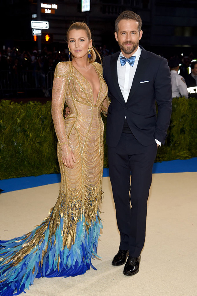 Blake Lively in Versace al Met Gala 2017 insieme al marito Ryan Reynolds.