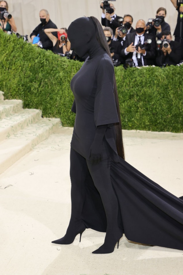 Met Gala 2021: Kim Kardashian in Balenciaga e con passamontagna e strascico nero.