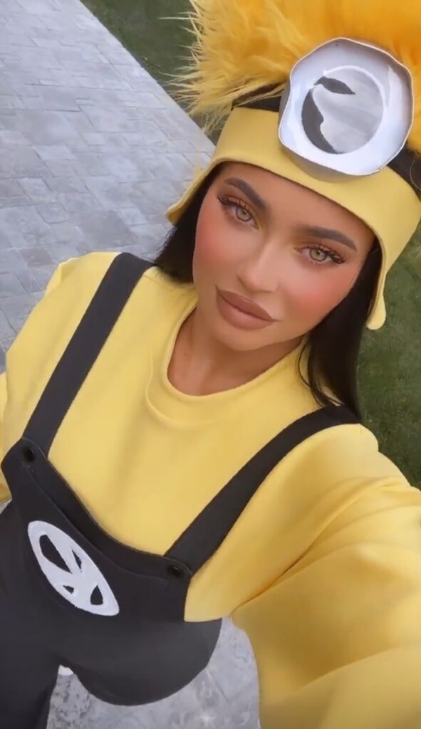 Kylie Jenner travestita da Minion per Halloween.