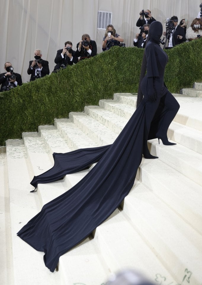 Met Gala 2021: Kim Kardashian in Balenciaga e con passamontagna e strascico nero.