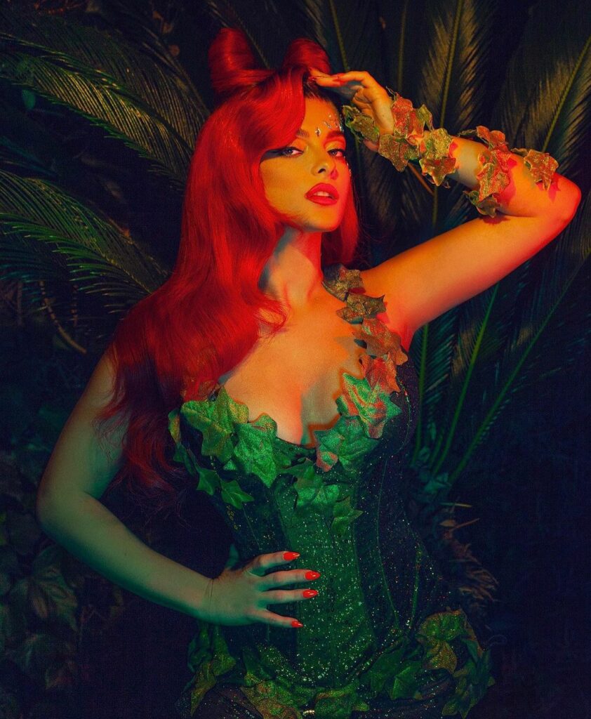 Bebe Rexha vestita da Poison Ivy per Halloween.
