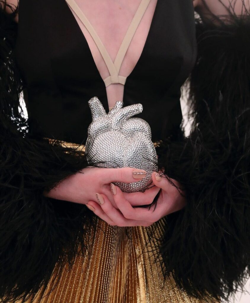 Gucci e la borsa a forma di cuore anatomico realizzata in occasione del centenario della casa di moda.