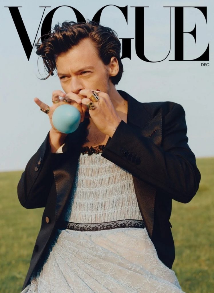 Harry Styles è il primo uomo a posare da solo per la copertina di Vogue Magazine. 