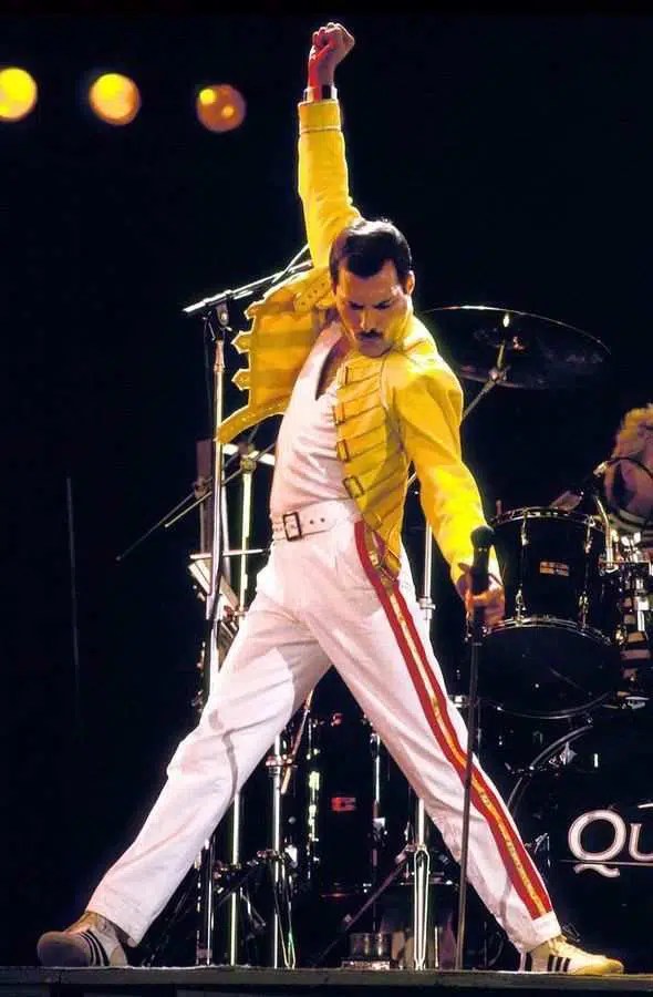 30 anni senza Freddie Mercury, l'indimenticabile leader dei Queen.