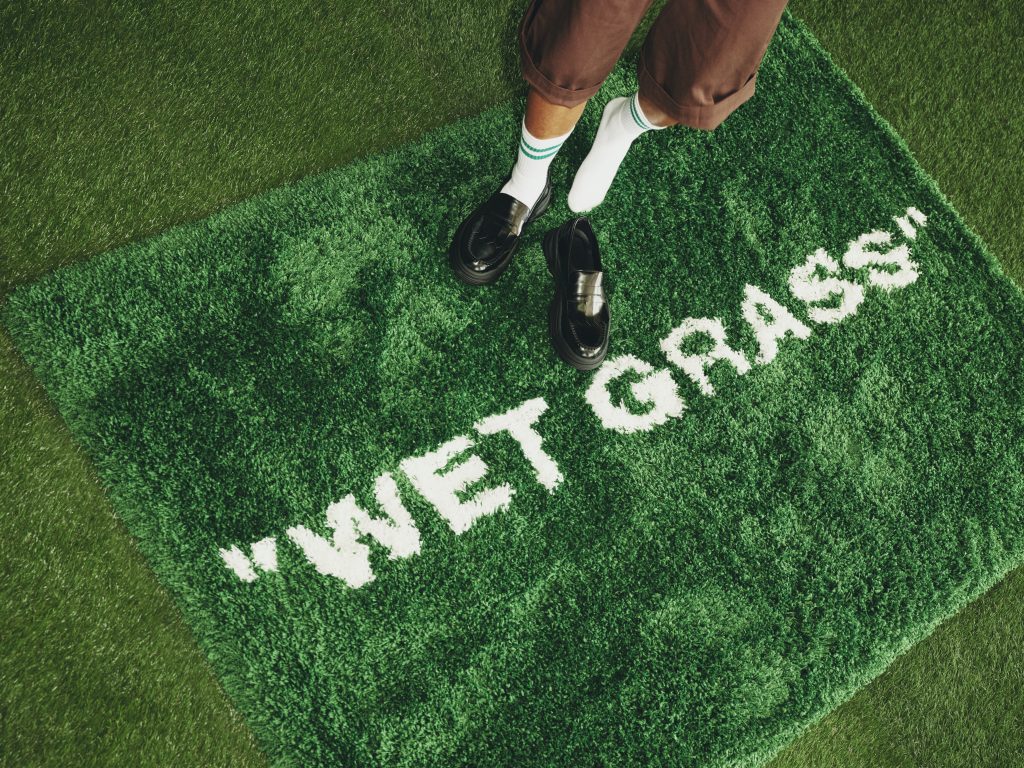 Il tappeto verde dei Ferragnez, uno dei 15 pezzi della collezione della collaborazione tra Ikea e Off-White.