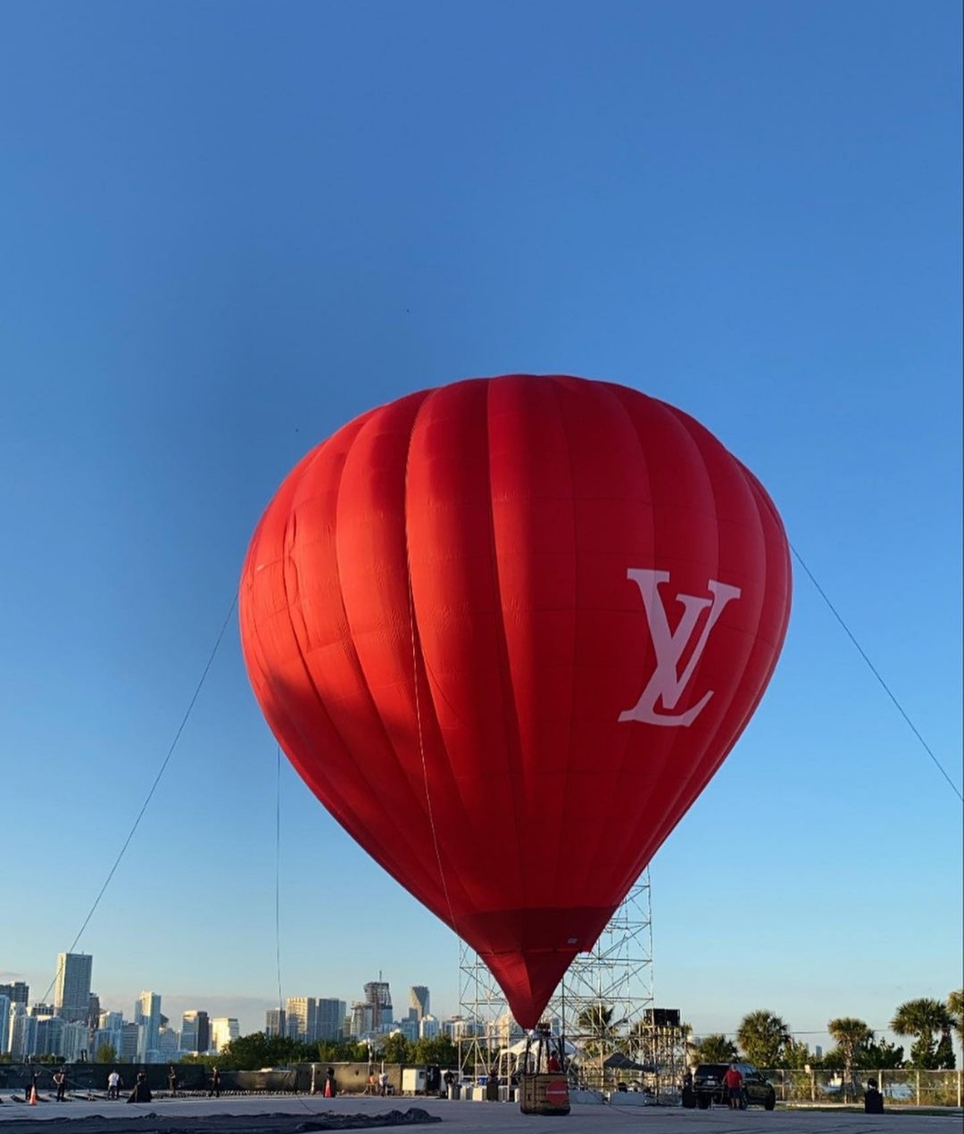 La mongolfiera rossa di Louis Vuitton ideata per la sfilata " Virgil was here ".