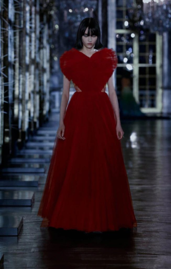 L'abito in tulle rosso di Dior.