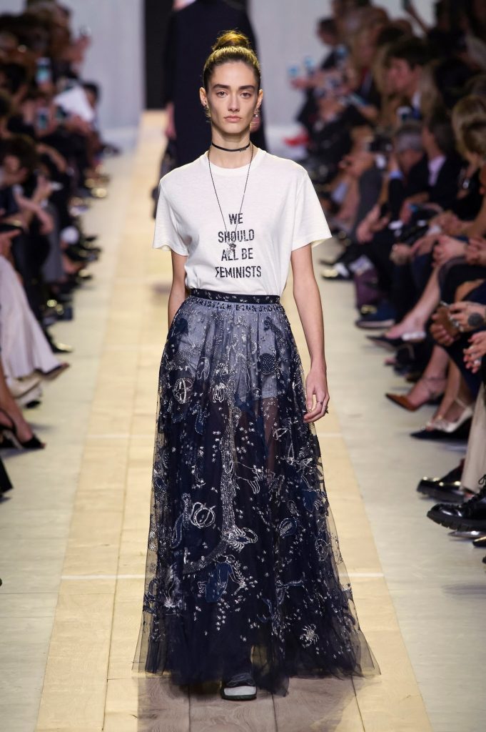 La maglietta 'we should all be feminists' realizzata da Maria Grazia Chiuri.
