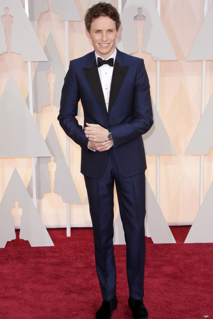 Eddie Redmayne e lo smoking blu con risvolto nero indossato sul red carpet degli Oscar 2015.