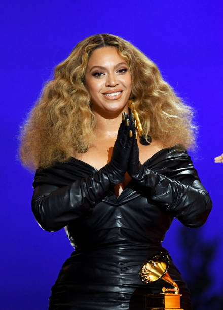 Beyoncé in Schiaparelli haute couture ai Grammy Awards 2021.
