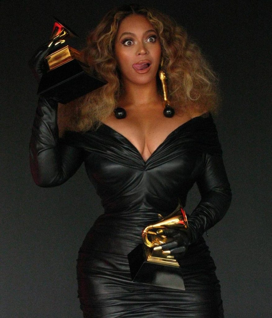 Beyoncé con 28 Grammy Awards è l'artista femminile vincitrice del numero maggiore di Grammy Awards.