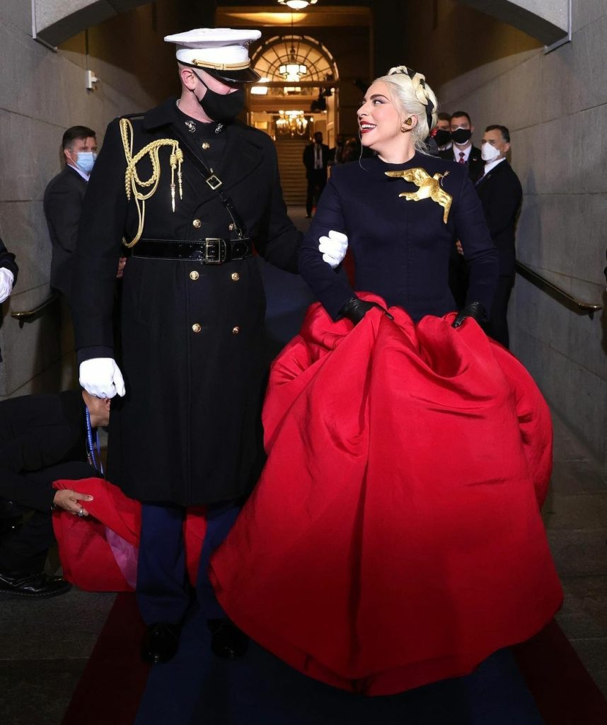 Lady Gaga in Schiaparelli haute couture alla cerimonia di insediamento di Joe Biden.