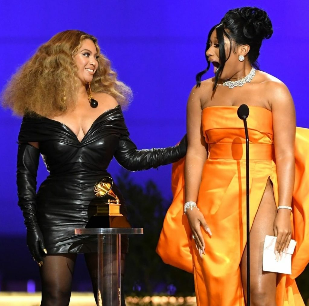 Beyoncé e Megan thee Stallion vincono un grammy con il brano 'Savage Remix'.