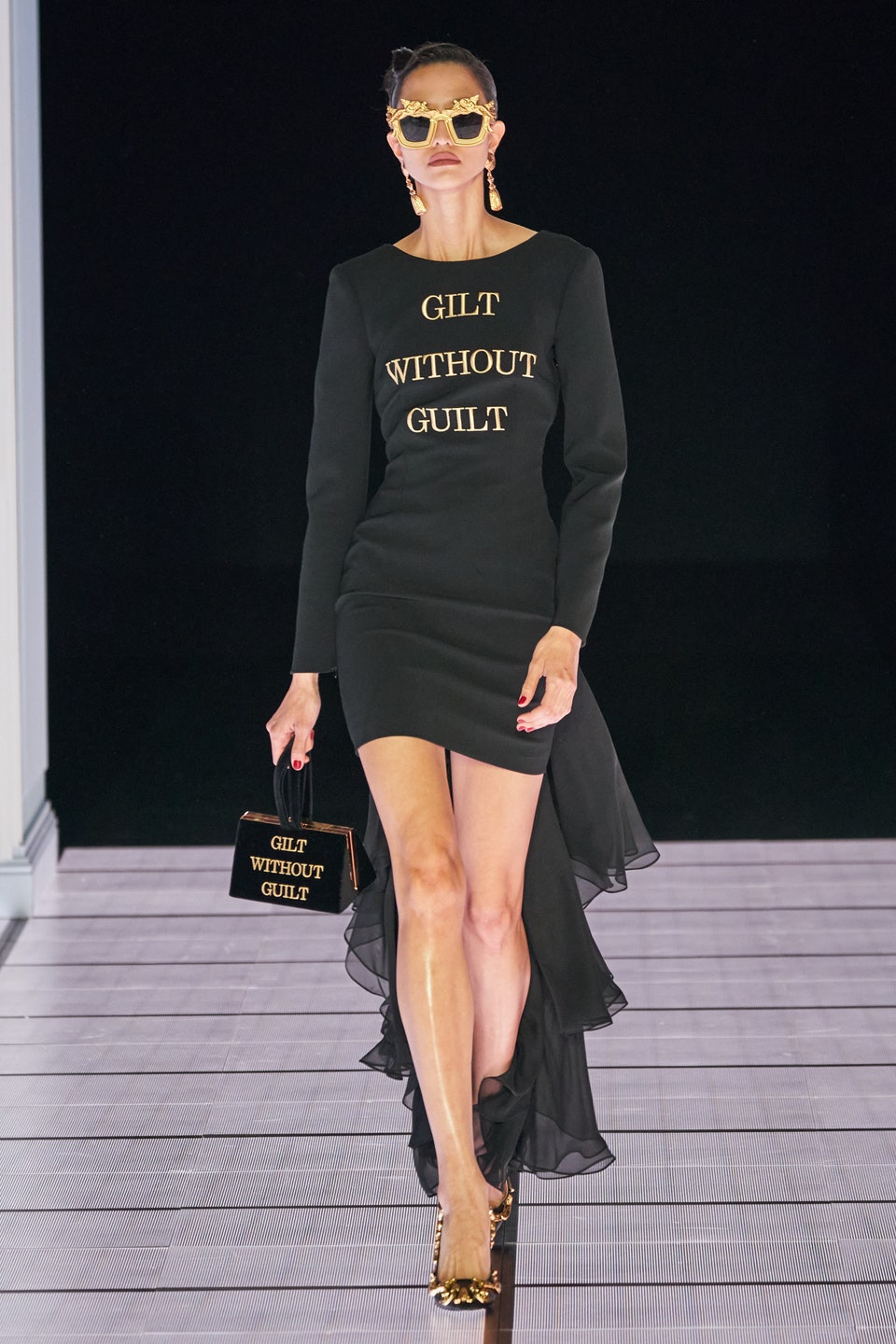 Moschino e il vestito 'gilt without guilt' della collezione autunno inverno 22-23.