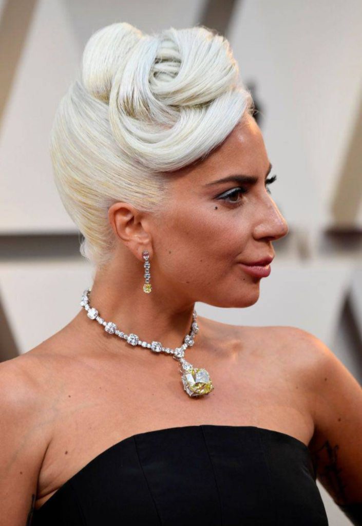 Oscar 2019: Lady Gaga e il diamante giallo di Tiffany indossato da Audrey Hepburn nel film 'Colazione da Tiffany' (1961).