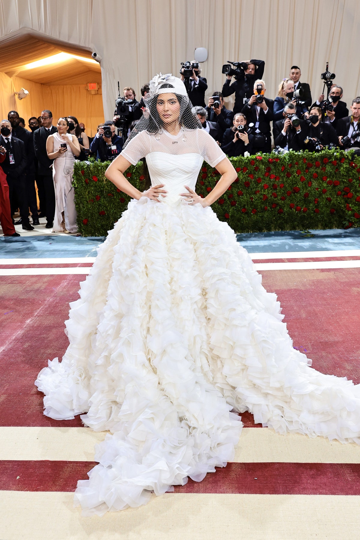 Met Gala 2022: Kylie Jenner ricorda Virgil Abloh con un abito da sposa di Off-White.