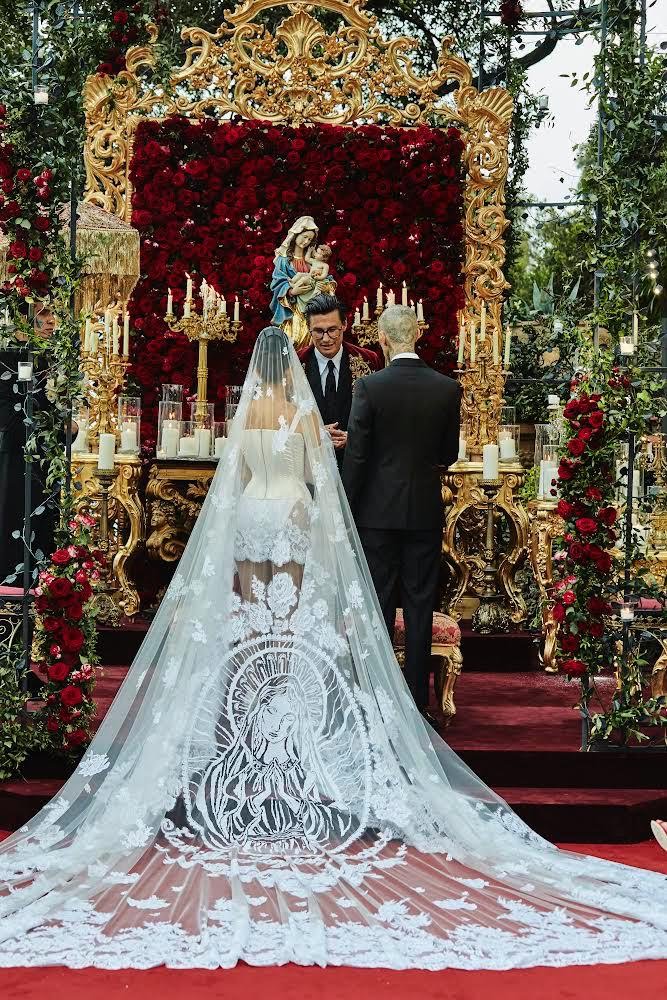 L'abito da sposa e il velo di Kourtney Kardashian.