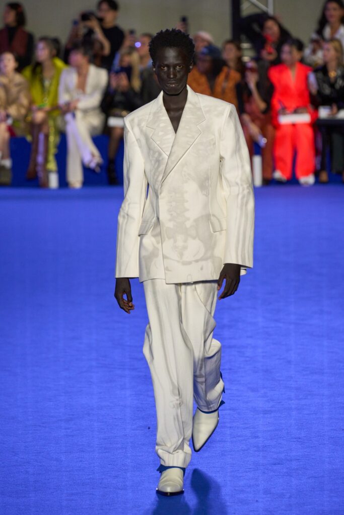 Off-White sfilata a Parigi con la collezione 'Celebration' in memoria del direttore creativo Virgil Abloh, scomparso lo scorso novenìbre e sostituito da Ibrahim Kamara.