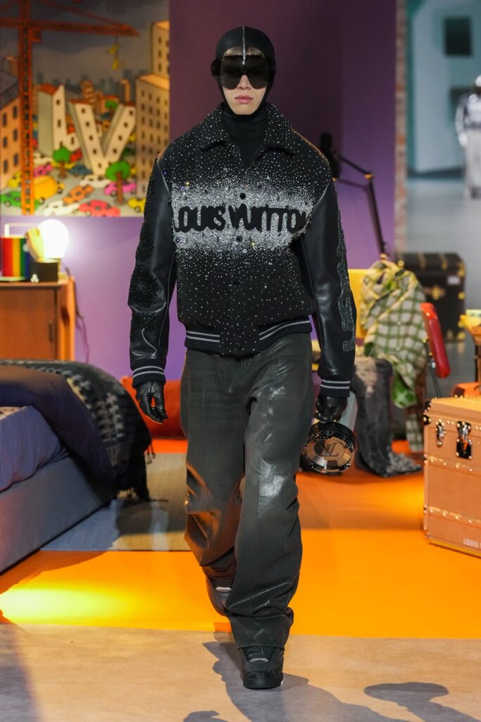 Louis Vuitton non ha rinunciato all'hype e ha reclutato la cantante Rosalía per la collezione uomo A/I 23-24.