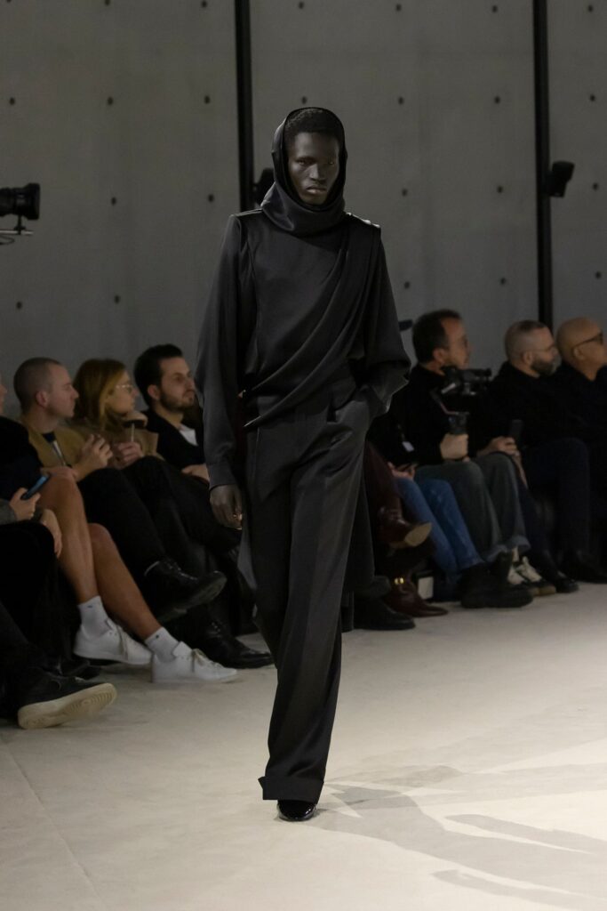 Saint Laurent e il direttore creativo Anthony Vaccarello hanno ripercorso le orme di Yves Saint Laurent (1936-2008), omaggiando il pensiero sensuale e sessuale che lo stilista francese aveva del rapporto tra corpo e vestiti.