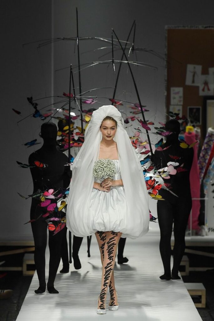 4)	L’abito da sposa con le farfalle della collezione P/E 2019 indossato da Gigi Hadid in passerella