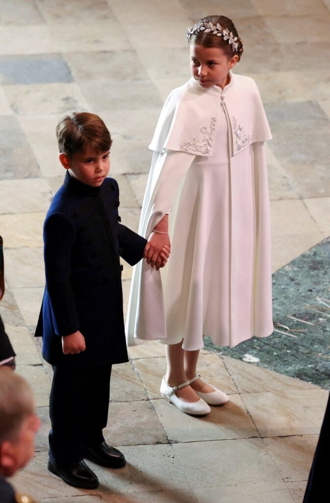 Louis e Charlotte mano nella mano durante la cerimonia d'incoronazione di Carlo III.