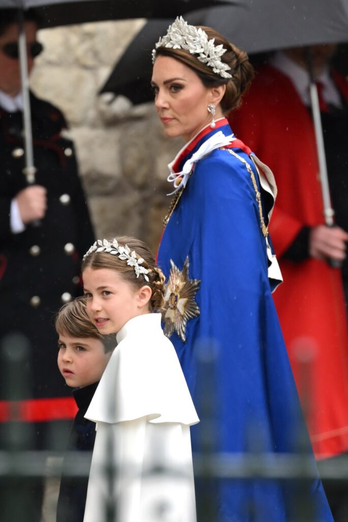Tale madre, tale figlia. Kate Middleton e Charlotte indossano uguali alla cerimonia d'incoronazione di Re Carlo III.